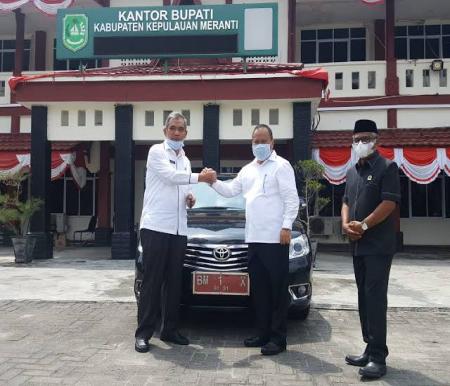 Mantan Bupati Kepulauan Meranti, Irwan Nasir saat menyerahkan mobil dinas setelah tidak menjabat lagi